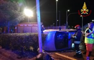 Scontro tra due auto, ferito incastrato tra le lamiere: uno dei conducenti era ubriaco