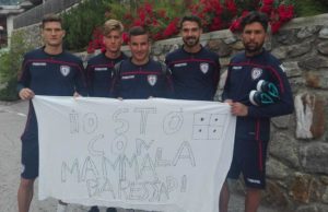 Cagliari Calcio, foto giocatori con lo striscione “Io sto con la mamma di Baressa”