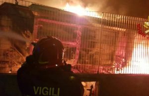 Paura nella notte a Selargius, fiamme nel campo rom