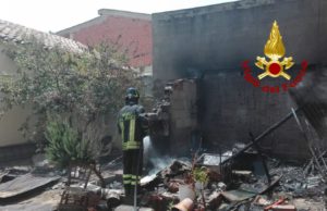 In fiamme un ripostiglio di attrezzi a Capoterra, volontari e vigili del fuoco in azione