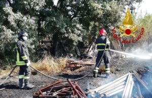 Elmas, fiamme vicine al centro abitato, intervento dei vigili del fuoco