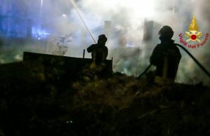 Cagliari, paura nella notte per un incendio, evacuata una scuola occupata da senzatetto