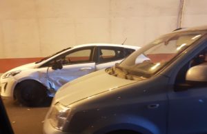 Incidente in galleria sulla 125: quattro auto coinvolte, code e rallentamenti