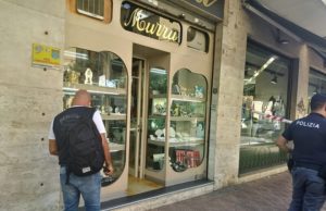 Banditi rapinano gioielleria in centro a Cagliari