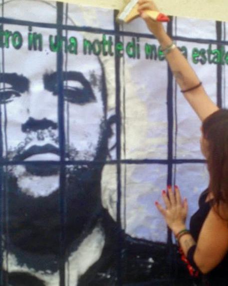 Saviano: scrittore dietro sbarre, opera di Cristina Donati Meyer sotto casa Salvini