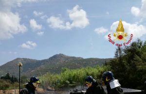 Camper a fuoco, esplodono bombole del gas: paura a Solanas