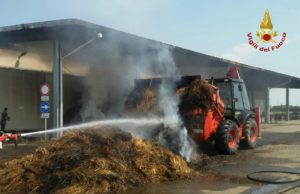 Vasto incendio in ex azienda che lavorava i carciofi, in fiamme rotoballe di fieno