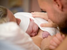 Troppi cesarei per mamme italiane, primo figlio a 31 anni