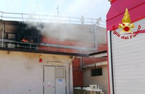 In fiamme quadri elettrici di un grosso impianto fotovoltaico: l’intervento dei Vigili del fuoco