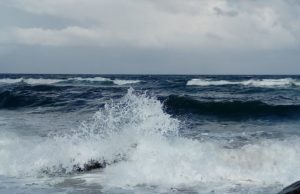 Un poliziotto libero dal servizio salva 5 ragazzi dal mare in tempesta a San Vero Milis