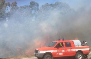 Grosso incendio ad Arzachena: 16 mezzi, due elicotteri e due canadair impegnati nello spegnimento