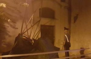 Pula, cede parte della struttura di una giostra con dieci bambini a bordo