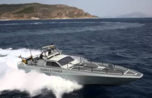 Migranti a Sant’Antioco, in corso soccorso a barchino con 8 a bordo: altri 5 salvati dalla Guardia costiera