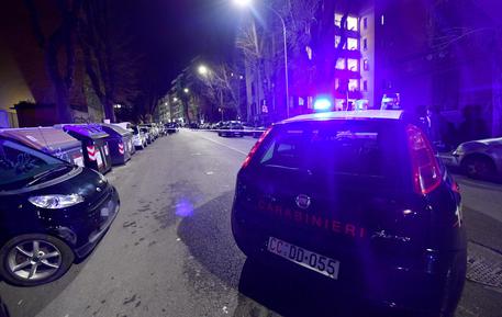 Auto non si ferma ad alt,cc spara: ferite 2 passanti a Roma