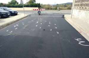 A Sant’Antioco il ‘capolavoro’ sulla strada appena asfaltata. Il Comune: “Non siete artisti, siete vandali”