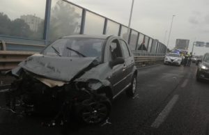 Auto perde il controllo e finisce sul guard rail: traffico in tilt sull’Asse mediano