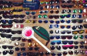 Villasimius: occhiali da sole e vestiti contraffatti, scattano i sequestri