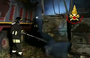 Settimo, paura nella notte: in fiamme due camion