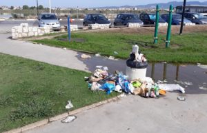 Poetto di Quartu, monta l’indignazione: “Cestini stracolmi di rifiuti e illuminazione scarsa”