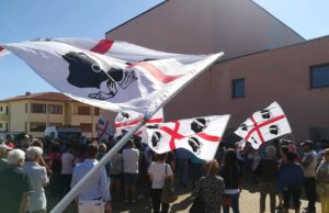 In centinaia per difendere l’ospedale della Maddalena