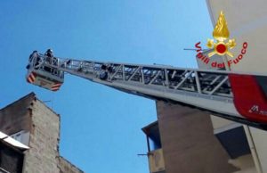 Crolla un solaio, vigili del fuoco in azione per la messa in sicurezza