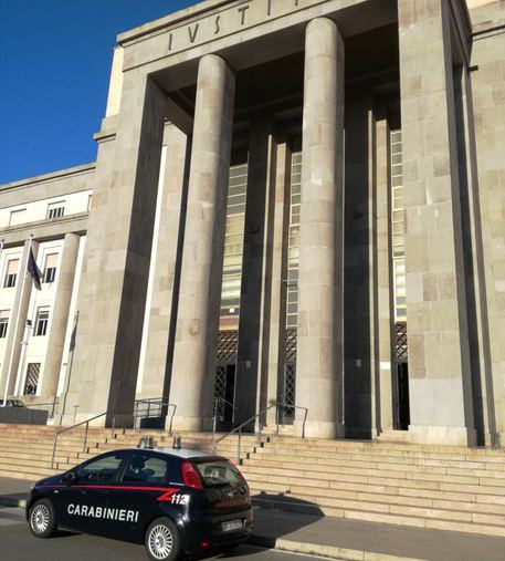 Carabinieri in palazzo di giustizia a Cagliari