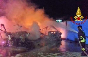 Porto Torres, incendio in autorimessa: 6 caravan in fiamme