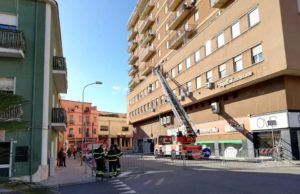 Paura a Iglesias, cadono calcinacci da un palazzo: due feriti