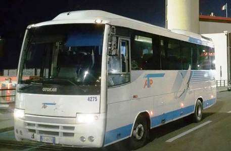 Svitati bulloni, corriera perde ruota durante corsa