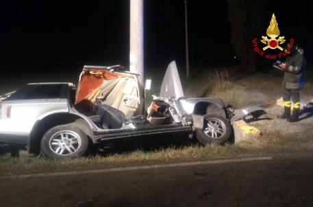 Fuggono a vista dei Cc poi si schiantano, due morti