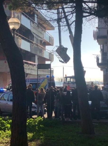 Cadono da cestello elevatore, morti 2 operai a Taranto