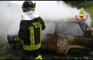 Auto in fiamme nel Sassarese, intervento dei vigili del fuoco