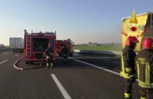 Camion in fiamme sull’autostrada A1- le immagini
