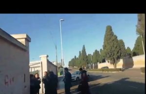 Cagliari, catena umana contro lo sfratto in via Puglia