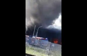 Esplode un distributore, morti e feriti: chiusa la strada