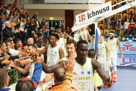 DINAMO SASSARI - BENFICA LISBOA 100-66, festa con i tifosi