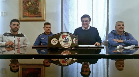 Il presidente del Consiglio Gianfranco Ganau, premia il pugile Federico Serra