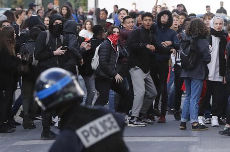 >>>ANSA/ GILET GIALLI E STUDENTI, ANCORA SCONTRI IN TUTTA LA FRANCIA