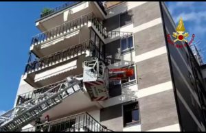 Cagliari, vigili del fuoco soccorrono persona in un appartamento