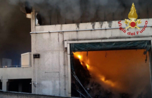 Brucia impianto rifiuti, la puzza invade il centro a Roma