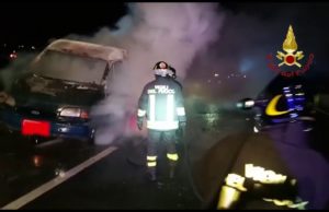 Cagliari, in fiamme un’auto sulla Ss195