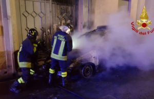 Auto in fiamme a Pirri, indagini in corso