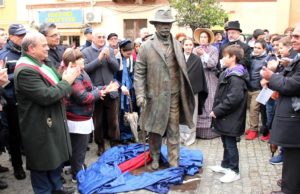 Monumento a Enrico Costa, bagno di folla per l’inaugurazione in Piazza Fiume