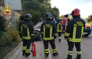 Sassari, auto perde il controllo e si ribalta: un ferito