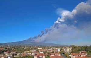 Etna, scosse e fumo: l’eruzione di Natale