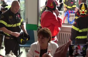 I vigili del fuoco visitano i bimbi del Microcitemico vestiti da Babbo Natale