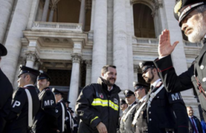 Salvini commette un reato indossando le divise militari e di polizia?