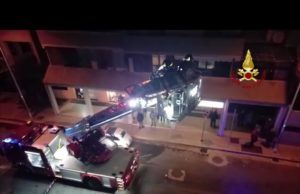 Persona ferita a Cagliari, soccorso dai vigili del fuoco utilizzando l’autoscala