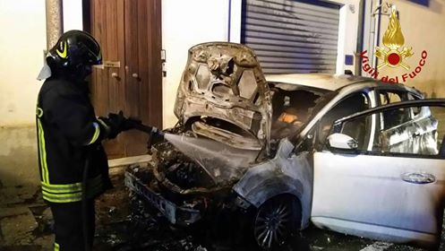 auto in fiamme