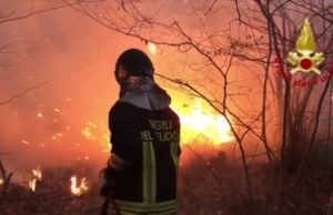 Varese: ancora fiamme al Campo dei Fiori, il vento alimenta nuovi focolai nel sottobosco